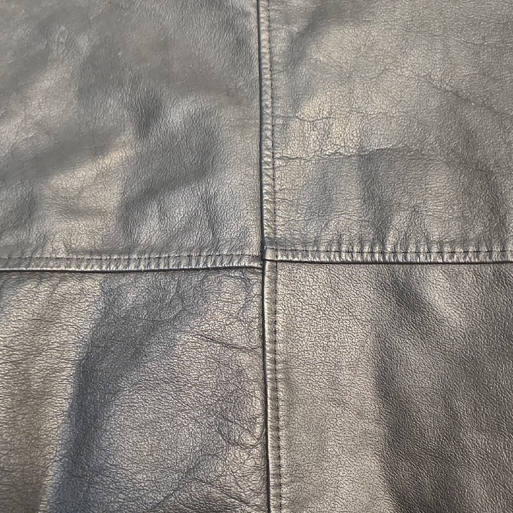 Men's Sleek Black Leather Jacket - Picture 7 of 13